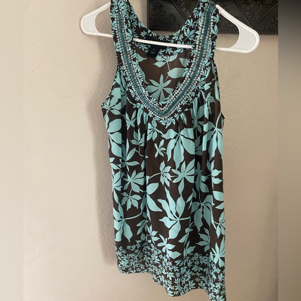 Karen kane lots of details on the v-neck floral